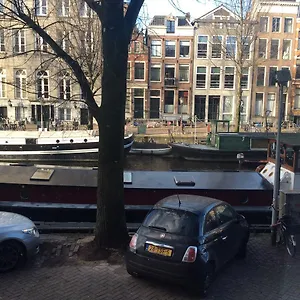 https://truelove-antique-and-guesthouse.amsterdamhotelsnl.com